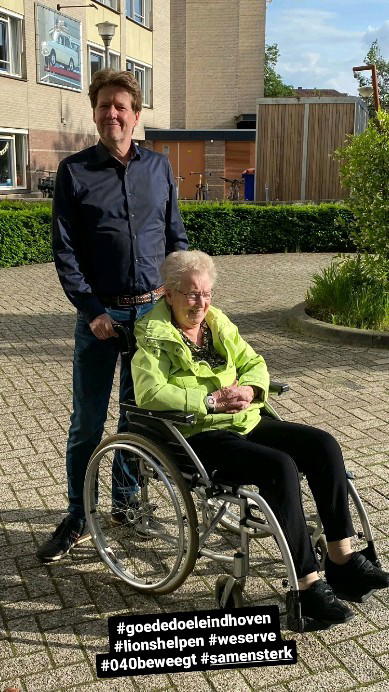 Leden van de club wandelen met bewoners van stadsverpleeghuis Vonderhof
